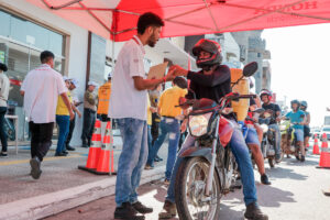 Semtran e empresa parceira realizam ação para orientar motociclistas