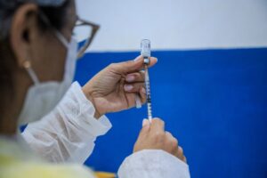 Vacinação contra a covid-19 segue disponível em todas as unidades de saúde da capital