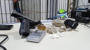 BPChoque prende foragido com drogas e pistola da PM em residencial