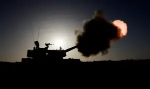 Israel ataca alvos em Gaza e aguarda anúncio do Hamas sobre reféns