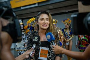 Turistas são recebidos em clima de festa no aeroporto de Porto Velho
