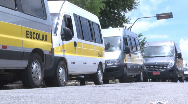 Semtran vistoria vans de transporte escolar e alerta para riscos do transporte clandestino