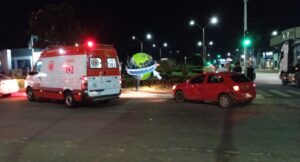 Motoboy para no canteiro central após batida com carro na Avenida Jorge Teixeira