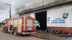 Empresa é atingida por incêndio na zona sul