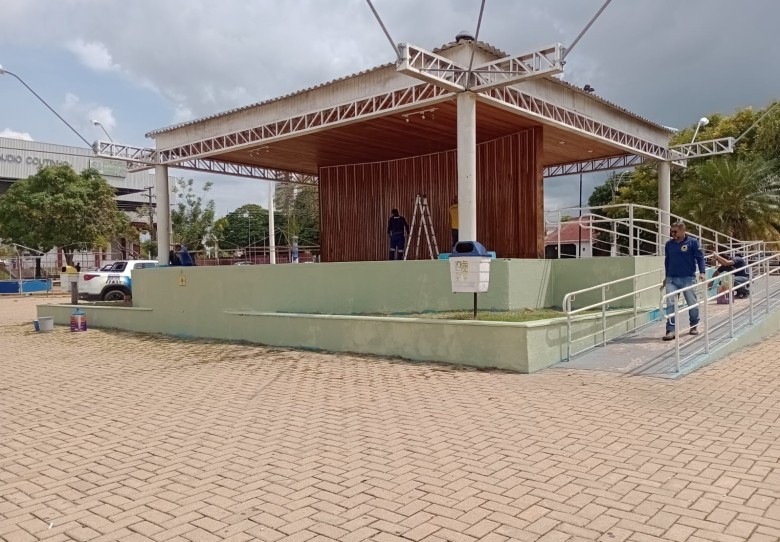 www.deixaeutefalar.com.br Praça Aluízio Ferreira, revitalizada pela Prefeitura, é alvo de furto de fios e lâmpadas