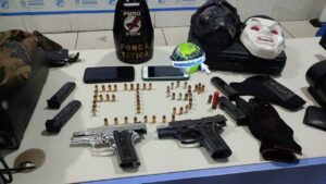 Quatro são presos com armas e munições após denúncia de tiros em invasão