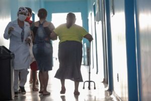 Idosos precisam redobrar a atenção para evitar quedas durante o período chuvoso