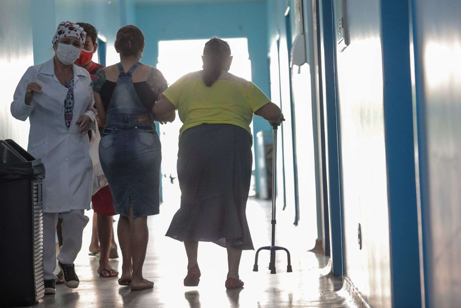 Idosos precisam redobrar a atenção para evitar quedas durante o período chuvoso Idosos precisam redobrar a atenção para evitar quedas durante o período chuvoso