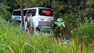 www.deixaeutefalar.com.br Ônibus cai em igarapé com vários passageiros na BR-319