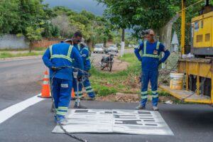 Após recapeamento, bairro Costa e Silva recebe sinalização