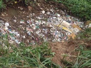 Prefeitura faz alerta sobre acúmulo de lixo em bueiros e canais