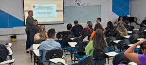 Profissionais de saúde participam de treinamento sobre segurança e bem-estar no trabalho