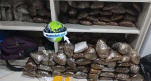 Homem é preso com mais de 200 pacotes de drogas na zona leste