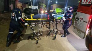 Motociclista sofre queda após atropelar cachorro na zona leste