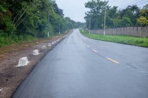 Totalmente recapeada, Estrada do Santo Antônio recebe sinalização de trânsito