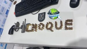 BPChoque recebe denúncia e prende jovem com arma em residencial na zona leste