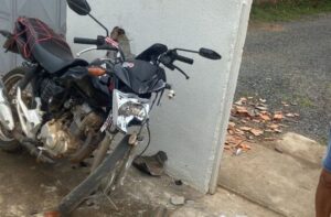 Motociclista em alta velocidade não consegue fazer curva e colide violentamente em muro