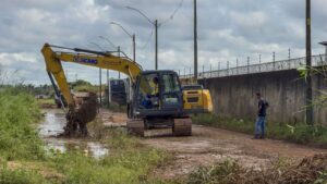Valas e canais do bairro Três Marias recebem equipes de limpeza