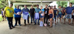 Deputado Jean Oliveira entrega kits esportivos em Santa Luzia d’Oeste