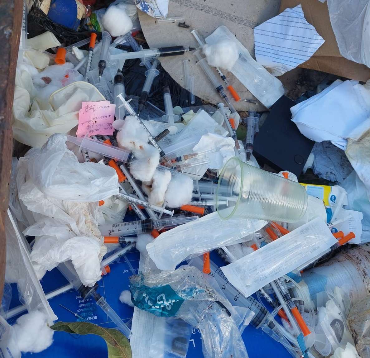 www.deixaeutefalar.com.br Servidores da Semusa encontram lixo hospitalar descartado de forma criminosa próximo à unidade