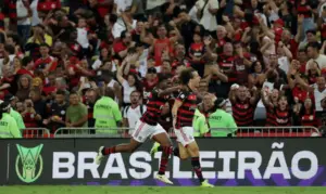 www.deixaeutefalar.com.br Flamengo arranca vitória sobre o Bahia para liderar o Brasileiro