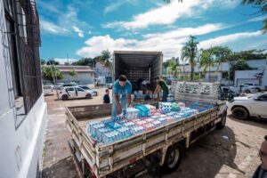 Carreta com mais de 37 mil litros de água é carregada para ser levada ao Rio Grande do Sul