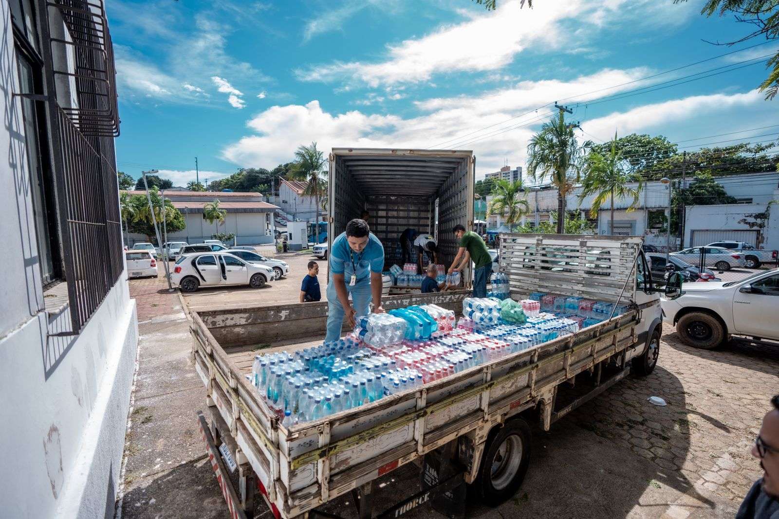 www.deixaeutefalar.com.br Carreta com mais de 37 mil litros de água é carregada para ser levada ao Rio Grande do Sul
