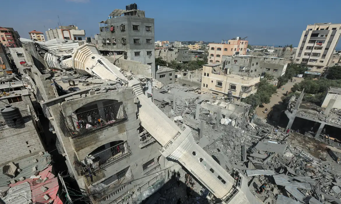 Israel bombardeia centro de Gaza e tanques avançam em Rafah
