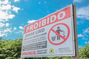 Descartar lixo de forma irregular é crime ambiental passivo de multa e processo criminal