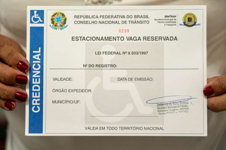 www.deixaeutefalar.com.br Idosos e pessoas com deficiência (PcD) podem solicitar a emissão de credencial para estacionamento em vagas exclusivas