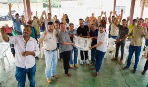 Marcelo Cruz entrega 180 toneladas de calcário no Vale do Jamari