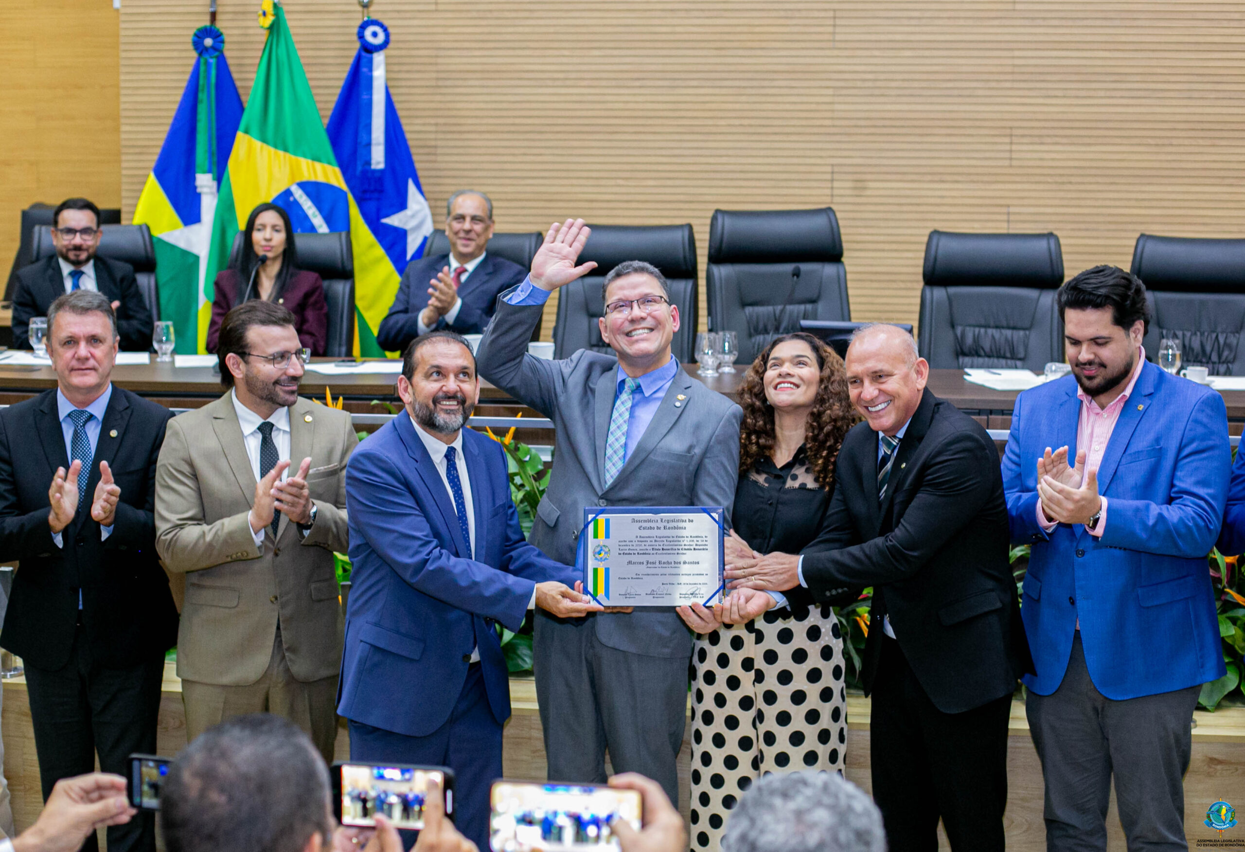 Marcos Rocha recebe título de Cidadão Rondoniense das mãos dos deputados Laerte Gomes e Ezequiel Neiva Marcos Rocha recebe título de Cidadão Rondoniense das mãos dos deputados Laerte Gomes e Ezequiel Neiva