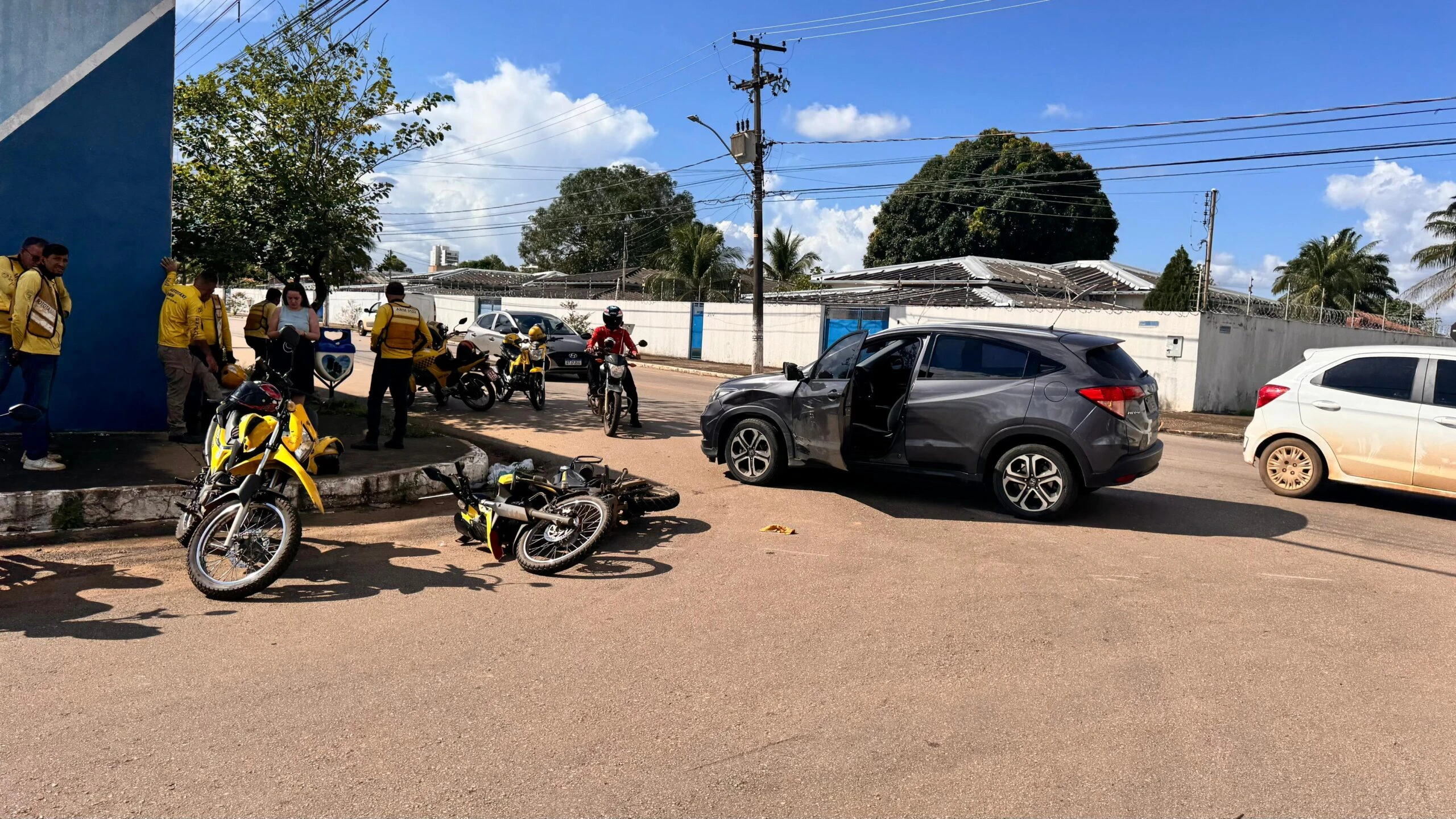 Mototaxista sofre escoriações leves em acidente com carro na Avenida Farquar com Benjamin Constant Mototaxista sofre escoriações leves em acidente com carro na Avenida Farquar com Benjamin Constant