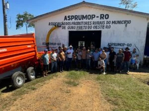Laerte Gomes entrega equipamentos agrícolas para fortalecer a agricultura familiar em Ouro Preto D’Oeste