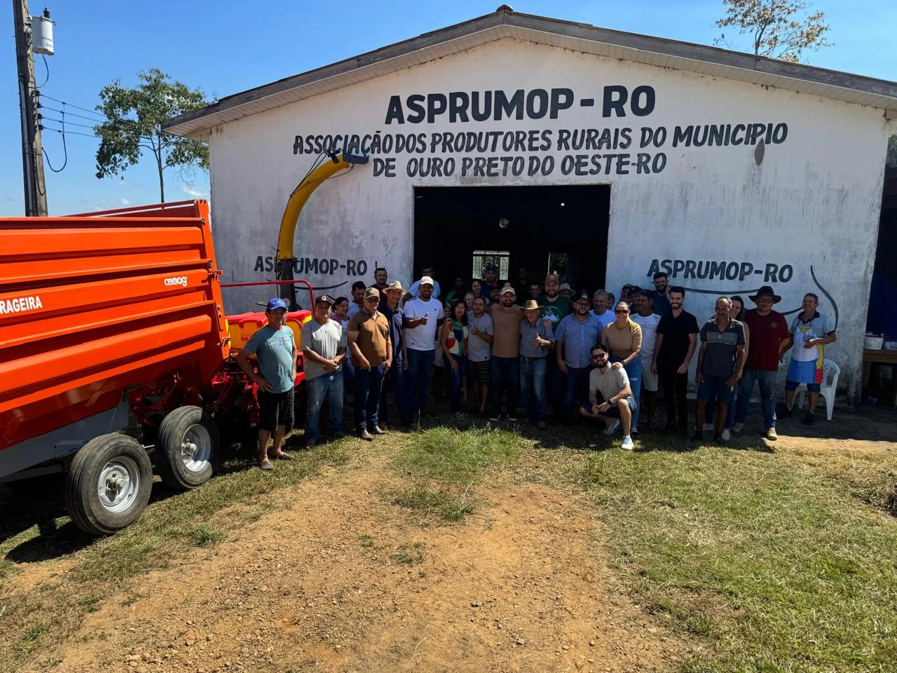 Laerte Gomes entrega equipamentos agrícolas para fortalecer a agricultura familiar em Ouro Preto D'Oeste Laerte Gomes entrega equipamentos agrícolas para fortalecer a agricultura familiar em Ouro Preto D’Oeste