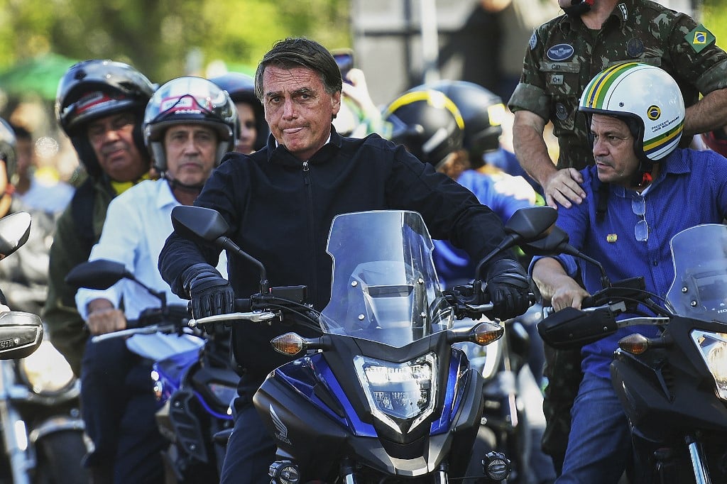 Silencioso, mas presente: Bolsonaro participa de motociata em Brasília sob restrições do STF