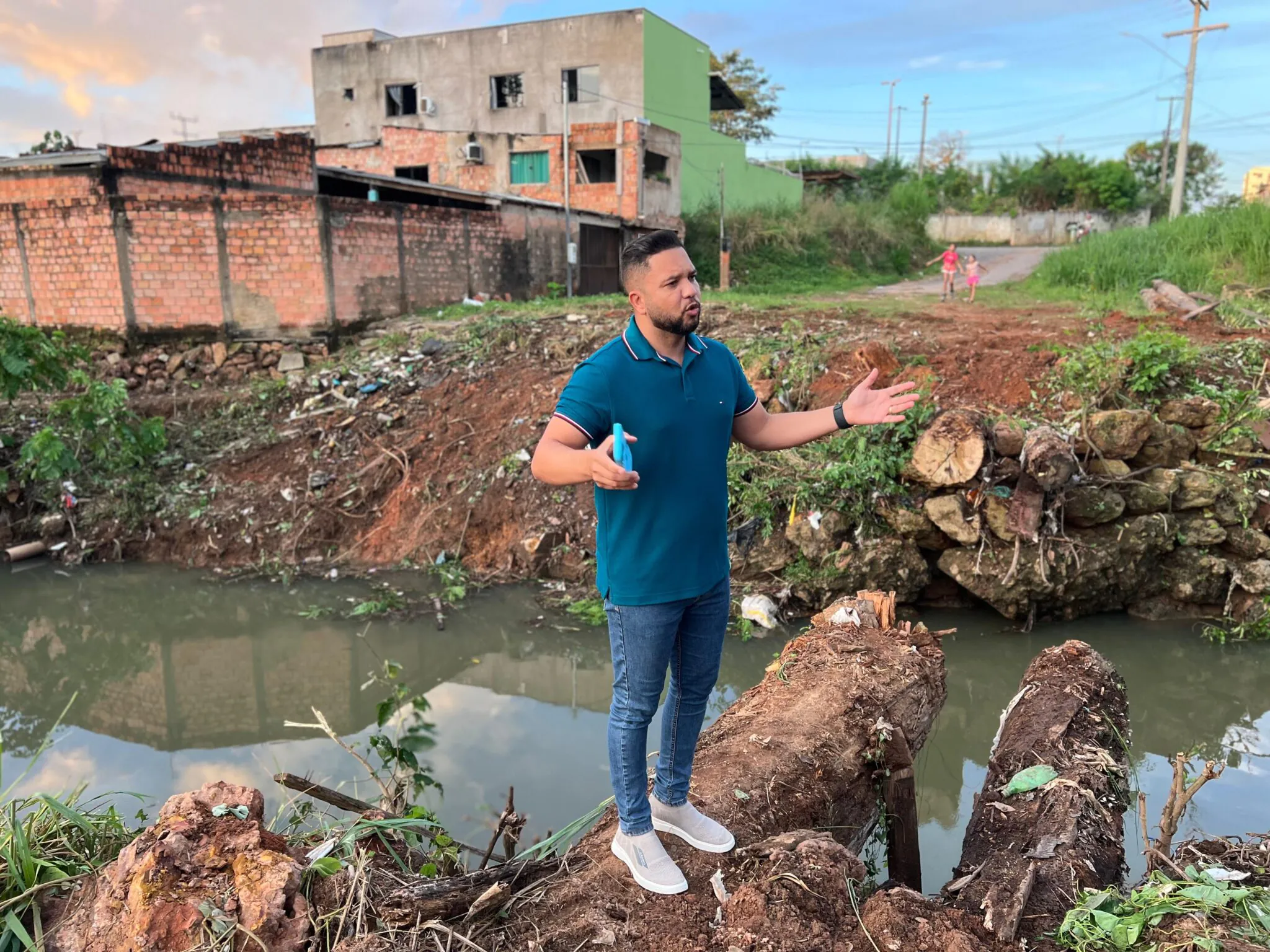 www.deixaeutefalar.com.br VÍDEO: crianças atravessam córrego em ponte precária no bairro Costa e Silva