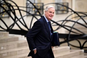 Em meio a tensão política, Macron reafirma apoio ao primeiro-ministro francês diante de moção de desconfiança no Parlamento