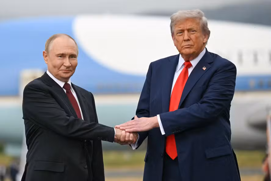 Trump e líderes europeus articulam reunião histórica e sem precedentes entre Putin e Zelensky na Casa Branca, com promessa de negociações diretas que podem redefinir os rumos da guerra