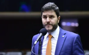 Maurício Carvalho vota contra urgência de projeto que garante vale-refeição