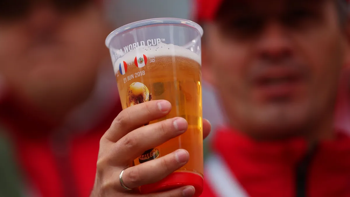 Clubes de São Paulo suspendem venda de bebidas alcoólicas após casos de intoxicação por metanol Clubes de São Paulo suspendem venda de bebidas alcoólicas após casos de intoxicação por metanol
