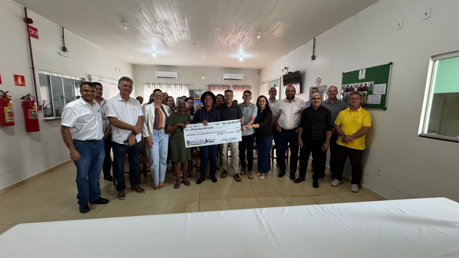 Deputada Sílvia Cristina faz a entrega de R$ 200 mil para o Lar do Idoso em Jaru