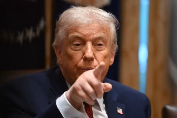Trump sugere ofensiva terrestre e não descarta envio de tropas à Venezuela Trump sugere ofensiva terrestre e não descarta envio de tropas à Venezuela