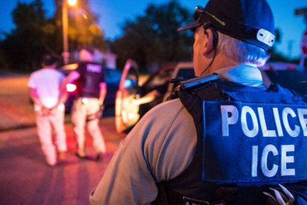‘Você não é obrigado’: Autoridade de NY instrui imigrantes a enfrentar o ICE