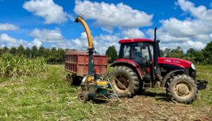 www.deixaeutefalar.com.br Deputado Laerte Gomes garante trator para a Associação dos Pequenos Agricultores Bom Futuro