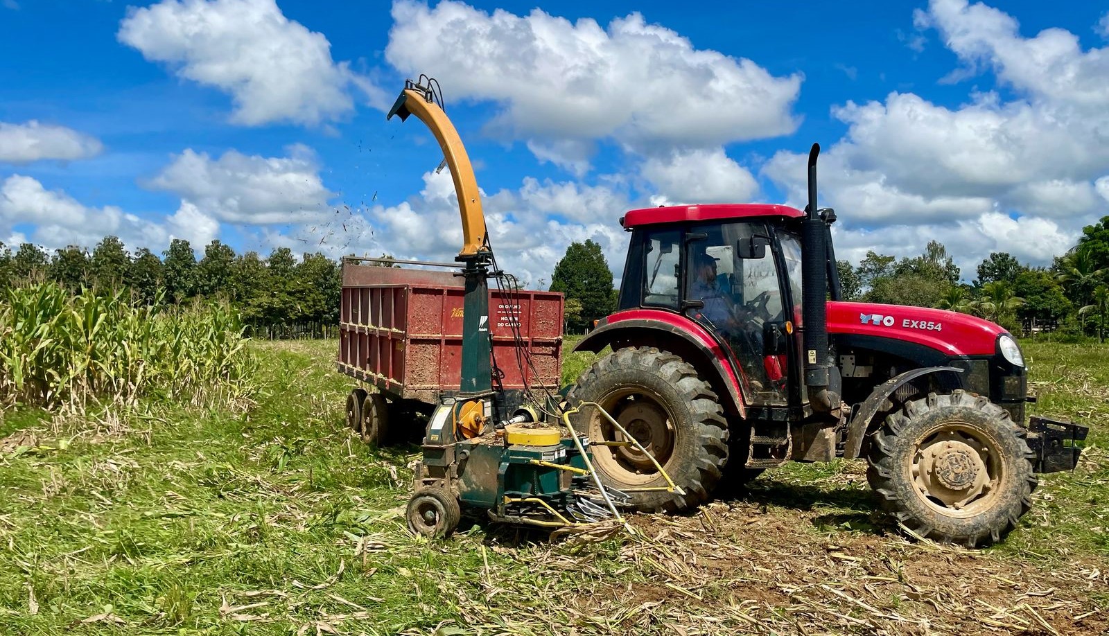 www.deixaeutefalar.com.br Deputado Laerte Gomes garante trator para a Associação dos Pequenos Agricultores Bom Futuro