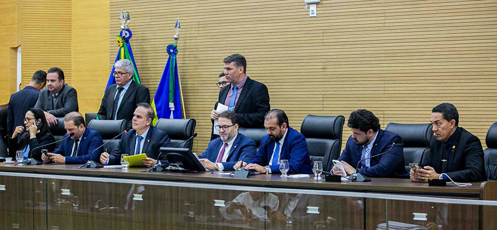 www.deixaeutefalar.com.br Servidores da Educação vão receber abono de R$ 5 mil aprovado pela Assembleia