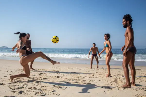 Altinha: Documentário Desvenda Como o Jogo de Praia Virou Fenômeno Cultural