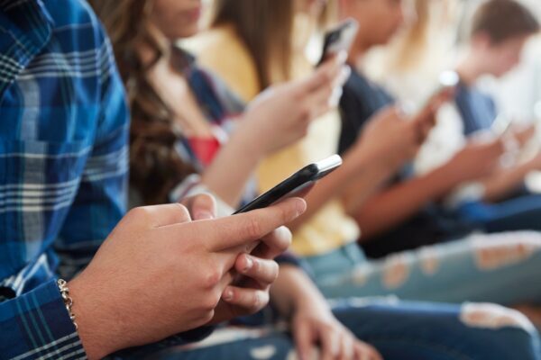 Austrália Inicia Banimento Pioneiro de Redes Sociais para Menores de 16 Anos