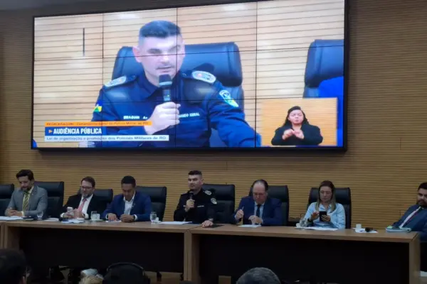 Sob força de lei, coronel Braguin comparece à audiência na Assembleia Legislativa